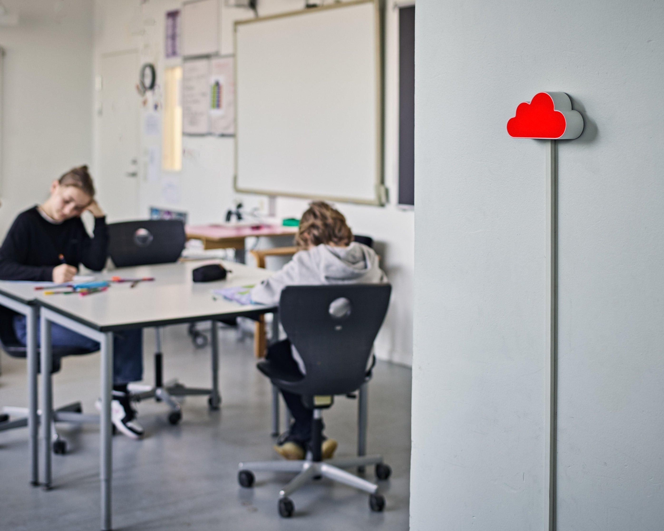 CO2-måleren, SKYEN, installeret i klasselokale på skole og lyser rødt | ÅBN